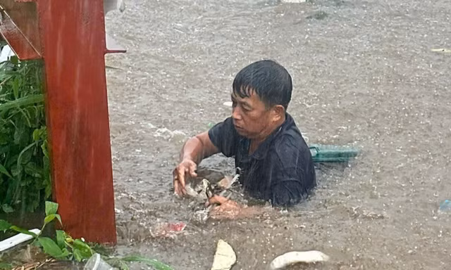 Trưởng thôn ở Đắk Lắk xuống cống vớt rác giữa mưa lớn