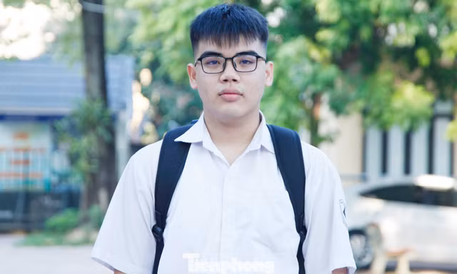Phạm Trần Tuấn Phong được Chủ tịch UBND thành phố Bắc Ninh tặng Bằng khen vì thành tích đấu tranh phòng, chống tội phạm. Ảnh: Nguyễn Thắng.