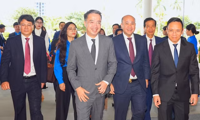 Ông Đào Trọng Đức - Phó Chủ tịch UBND TP Hải Phòng (phải ảnh) và anh Nguyễn Tường Lâm - Bí thư Trung ương Đoàn (giữa ảnh) tiếp đón Ngài Hun Many – Phó Thủ tướng Chính phủ, Bộ trưởng Bộ Dịch vụ công, Chủ tịch Hội LHTN và Đoàn đến thăm, làm việc tại Hải Phòng.