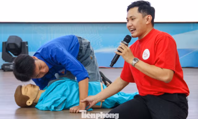 Bạn trẻ học sơ cấp cứu, tập ép tim, xử lý hóc dị vật...
