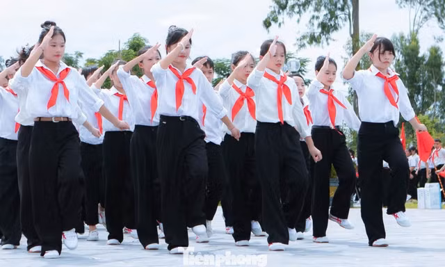 Hơn 1.500 thiếu nhi xếp hình bản đồ Việt Nam 