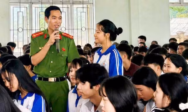 Thượng úy Công an mặc sắc phục đứng lớp, dạy học miễn phí
