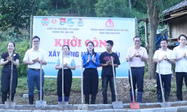 Thái Nguyên: Tặng Nhà nhân ái, quà và học bổng cho trẻ em vùng cao