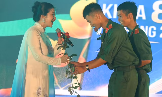 Quán quân Sao Mai cùng dàn nghệ sĩ khuấy động sân khấu chào tân học viên Sĩ quan Lục quân 1