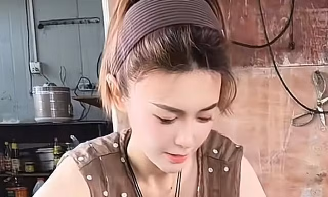 Từ tiếp viên hàng không đến 'Tây Thi bán cua' nổi tiếng Trung Quốc