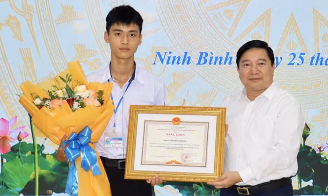Chủ tịch Ninh Bình tặng bằng khen cho nam sinh lớp 11 cứu hai em nhỏ dưới sông