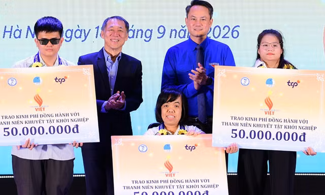 Anh Nguyễn Kim Quy - Bí thư Trung ương Đoàn, Chủ tịch Trung ương Hội LHTN Việt Nam (bên phải) trao kinh phí hỗ trợ thanh niên khuyết tật khởi nghiệp năm 2026 Ảnh: Xuân Tùng 