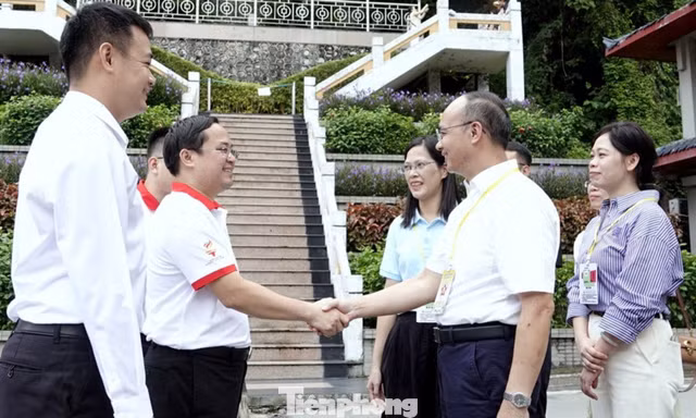 100 đại biểu thanh niên Việt Nam bắt đầu hành trình ‘tìm theo dấu đỏ’