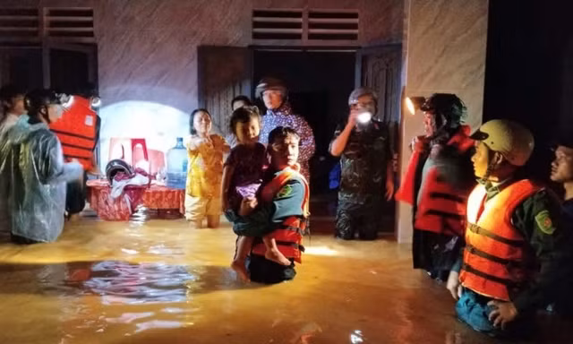 Lực lượng chức năng xã Cát Tiên 3 kịp thời di dời người và tài sản ra khỏi vùng lũ.