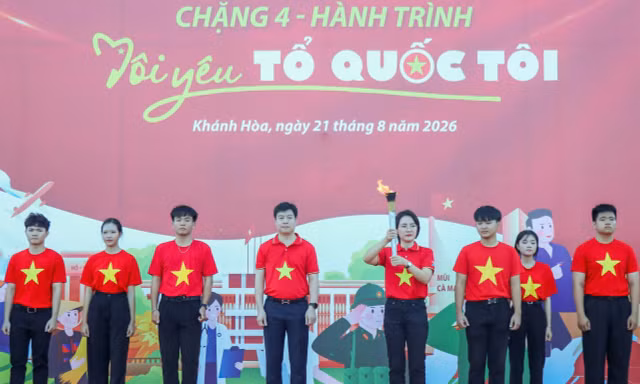 Hành trình 'Tôi yêu Tổ quốc tôi': Tri ân anh hùng liệt sĩ, tiếp sức ngư dân