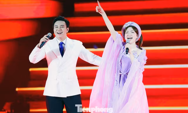 Hòa Minzy, Đông Hùng bùng nổ trong đêm nhạc thanh niên