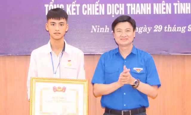 Tặng Bằng khen và Huy hiệu Tuổi trẻ dũng cảm cho nam sinh cứu hai anh em ruột đuối nước