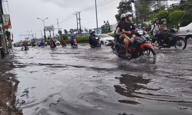 Nhiều tuyến đường chìm trong nước