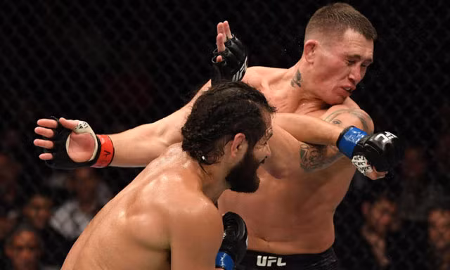 Jorge Masvidal hạ gục đối thủ.