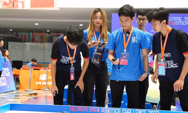 Bạn trẻ miền Trung - Tây Nguyên sáng tạo robot, tranh tài trên đường đua Robotics