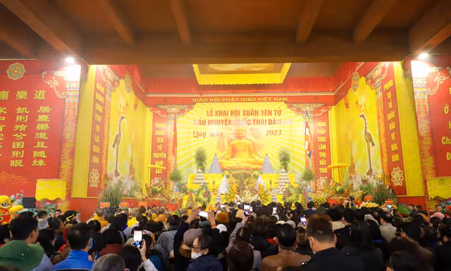 Dòng người xếp hàng khai hội Yên Tử 2023