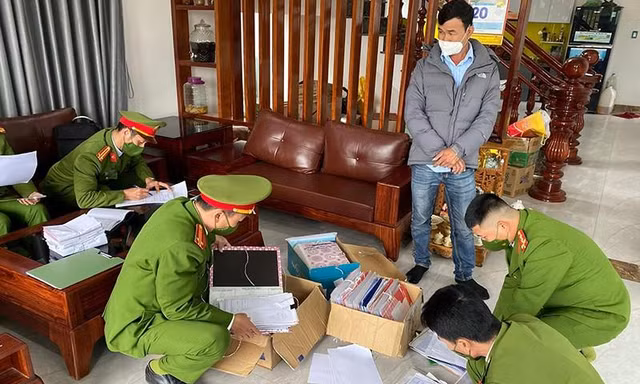 Cơ quan công an kiểm tra doanh nghiệp có dấu hiệu mua bán hoá đơn trái phép tại Thừa Thiên Huế. Ảnh minh hoạ 