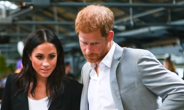 Biểu cảm chán nản của Harry khi ở cạnh Meghan gây chú ý