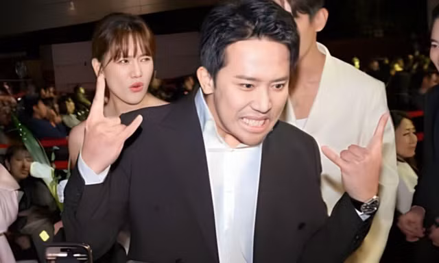 Biểu cảm gây chú ý của Trấn Thành khi nhận giải ở Liên hoan phim Hàn Quốc