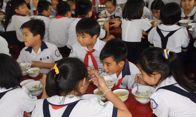Học sinh TPHCM trong giờ an trưa ở trường