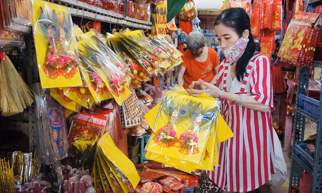Người Sài Gòn tranh thủ sắm iPad, iPhone về cúng ông Công ông Táo