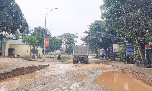 Xe chở vật liệu làm cao tốc 'băm nát' các tuyến đường dân sinh