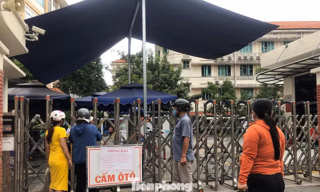 Nhiều người đến khám tại Bệnh viện Mắt TPHCM đành quay xe về vì nơi đây tạm ngưng nhận bệnh do có ca mắc COVID-19 từng đến