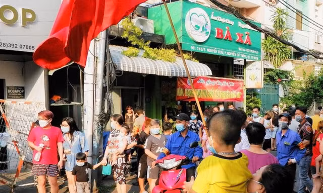 Người dân Mả Lạng (Q.1, TPHCM) vui mừng được gỡ phong tỏa chiều mùng 4 Tết (ảnh: HCDC)