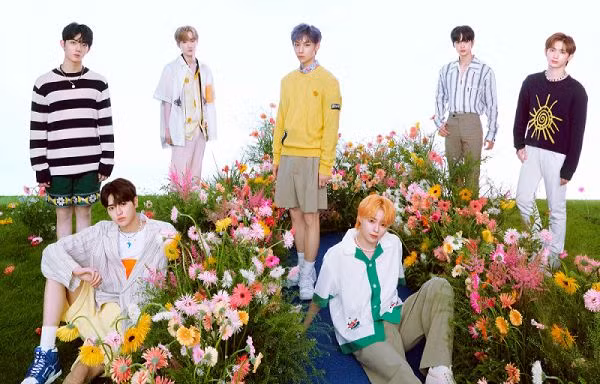 Bộ ảnh album mới đẹp như hoa của TEMPEST: Hanbin đứng center, nhuộm tóc cam nổi bật
