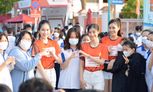 ‘Chụp lén’ Hoa hậu Đỗ Thị Hà và dàn người đẹp trên đường chạy Tiền Phong Marathon