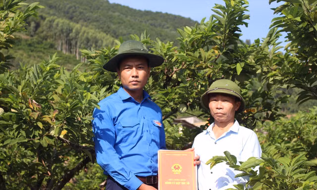Anh Nguyễn Văn Thức (bên trái), Bí thư Ðoàn xã Bảo Ðài trở thành “bà đỡ” tiêu thụ nông sản cho hàng chục nông dân và thanh niên địa phương