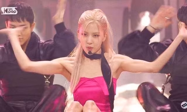 Netizen Hàn tranh cãi về ảnh cơ bắp của Rosé, cho rằng "chỉ là sản phẩm của photoshop"?