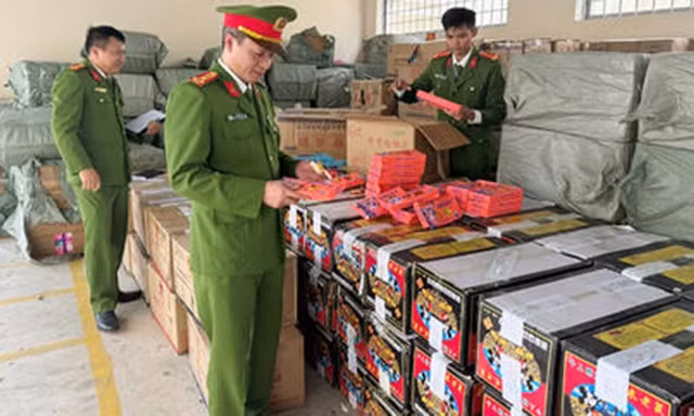 Bóc gỡ đường dây mua bán pháo nổ số lượng cực lớn