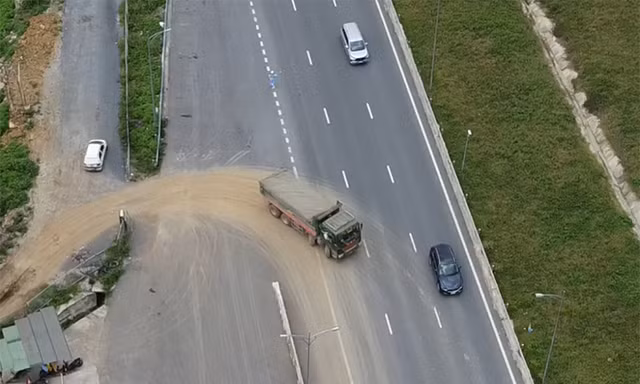 Điều tra nghi vấn 'nhận hối lộ' để mở lối tắt cho xe chở đất đi vào cao tốc Bắc - Nam