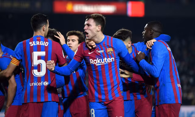 Công làm thủ phá, Barca hút chết trước Elche