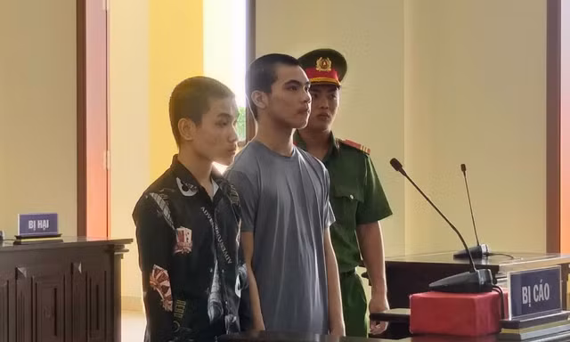 Bị cáo Tánh (áo thun), bị cáo Lộc (áo sơ mi đen) tại tòa - Ảnh: Kim Hà.