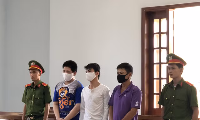Cha bị hại tiếp tay để bị cáo thoát tội hiếp dâm