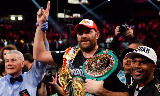 Tyson Fury bảo vệ thành công danh hiệu WBC hạng nặng 