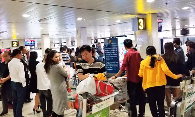 Khách tới sân bay Tân Sơn Nhất phải chờ lấy hành lý hơn 1 tiếng