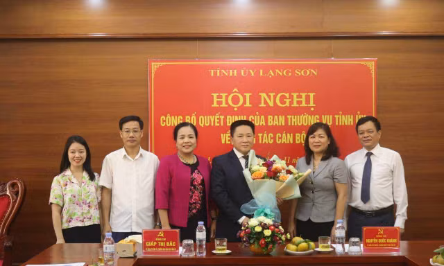 Ông Nguyễn Khắc Phương, Phó Trưởng ban Dân vận tỉnh ủy Lạng Sơn nhận hoa chúc mừng. Ảnh: Duy Chiến 