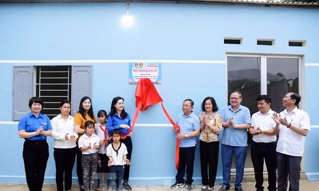 Tỉnh Đoàn lạng Sơn phối hợp với ban ngành, đoàn thể khánh thành nhà cho hộ nghèo. 