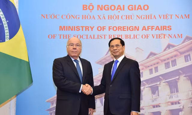 Bộ trưởng Ngoại giao Bùi Thanh Sơn và người đồng cấp Brazil Mauro Vieira trong cuộc gặp ngày 10/4. (Ảnh: Mofa)