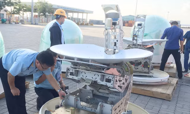 Công chức Hải quan kiểm tra thực tế hàng hóa nhập khẩu. Ảnh minh họa của: Tuấn Nguyễn