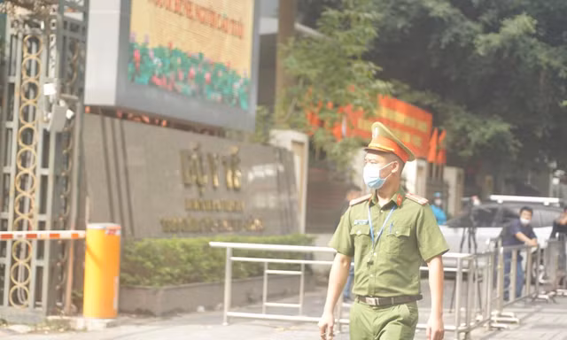 Công an xuất hiện ở trụ sở Bộ Y tế và nhà riêng ông Nguyễn Thanh Long