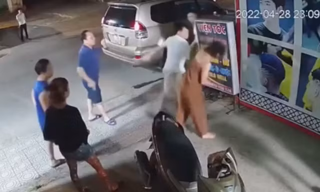 Người đàn ông tấn công phụ nữ. Ảnh cắt từ clip.