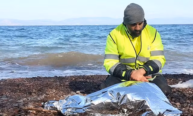 Nhân viên cứu trợ ngồi quỳ gối cạnh thi thể bé gái. Ảnh: "Lighthouse-Refugee Relief on Lesvos".