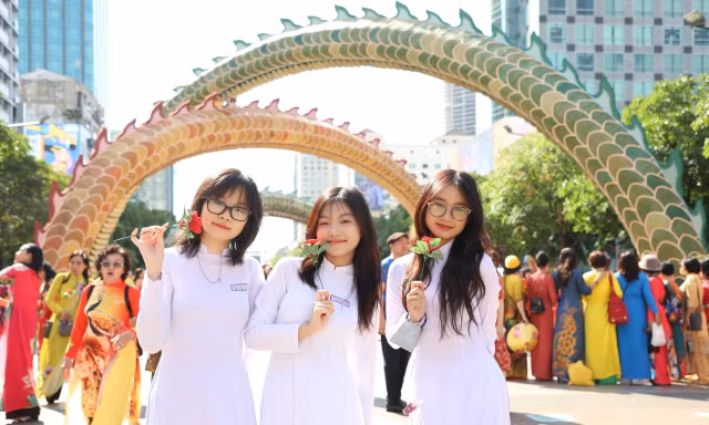 Nhiều điểm du lịch tại TP. HCM miễn phí vé vào cổng nếu bạn trẻ mặc áo dài khi đến