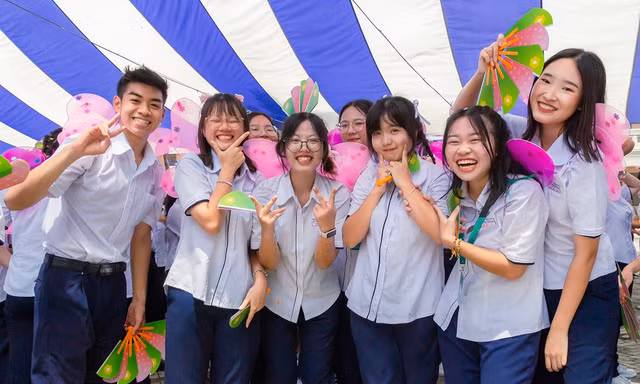 “Nhất quỷ nhì ma” 2K5 THPT chuyên Lê Hồng Phong xúc động tạm biệt 1000 ngày thanh xuân