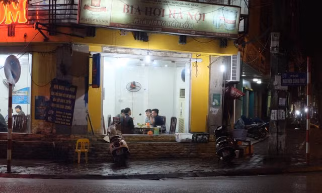 “Phố bia” trả lại vỉa hè cho người đi bộ