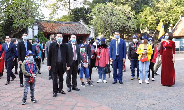  Đoàn khách du lịch đầu tiên đến Hà Nội năm 2021 thăm quan Văn Miếu